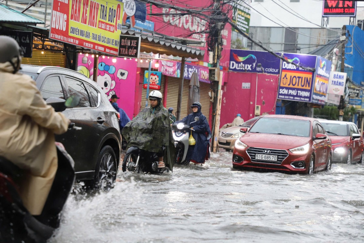 Nhiều tuyến đường tại TP.HCM, Đồng Nai ngập sâu do mưa lớn