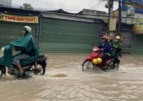 Nhiều tuyến đường tại TP.HCM, Đồng Nai ngập sâu do mưa lớn