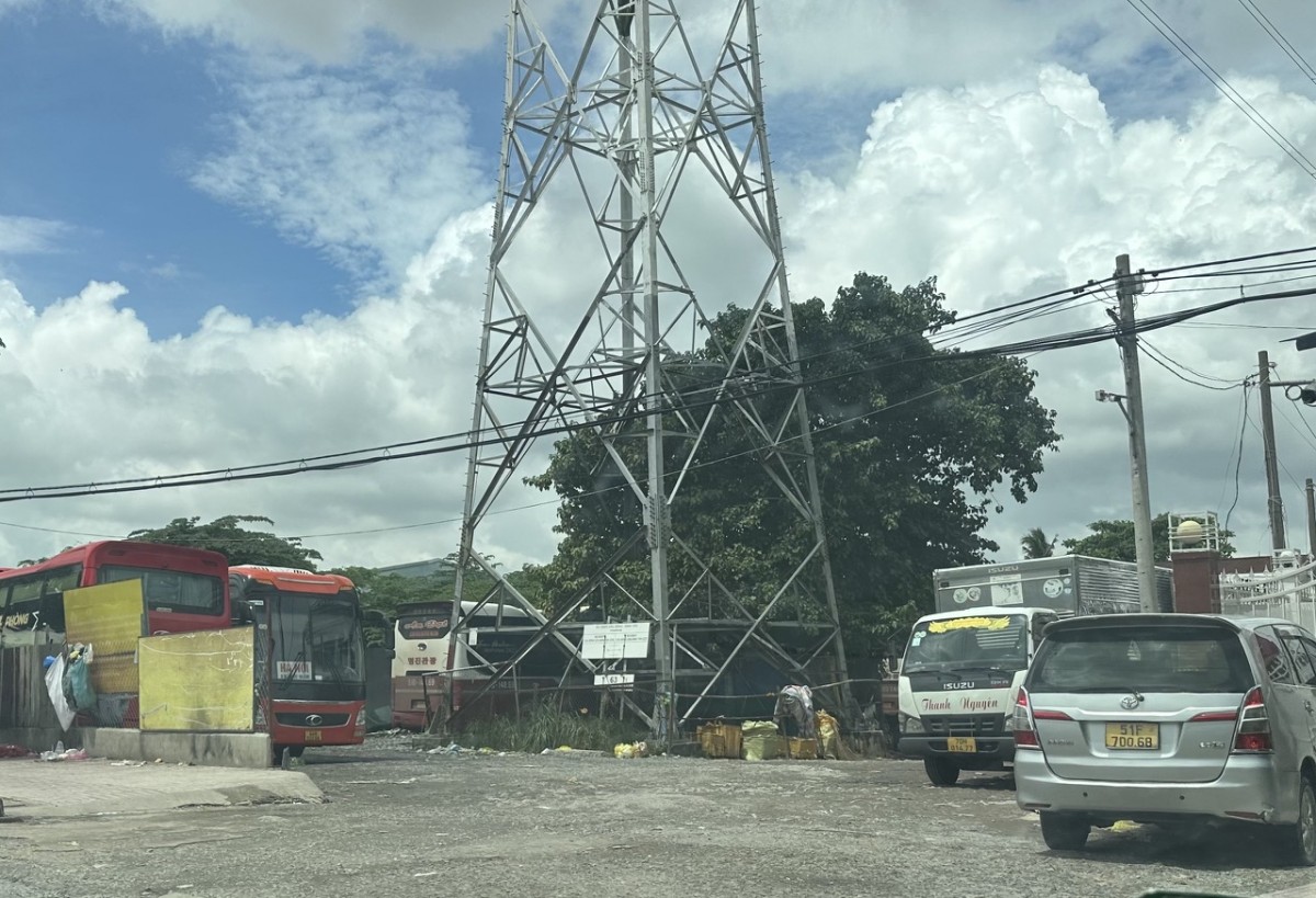 Xe “dù” vẫn hoạt động phức tạp tại TP.HCM