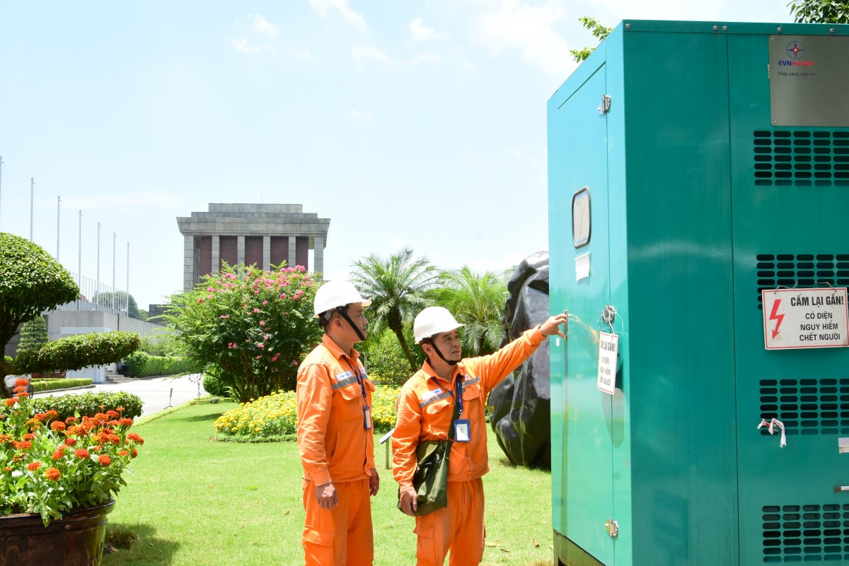 Những “người lính” thầm lặng bảo đảm an toàn điện cho ngày Quốc khánh 2/9