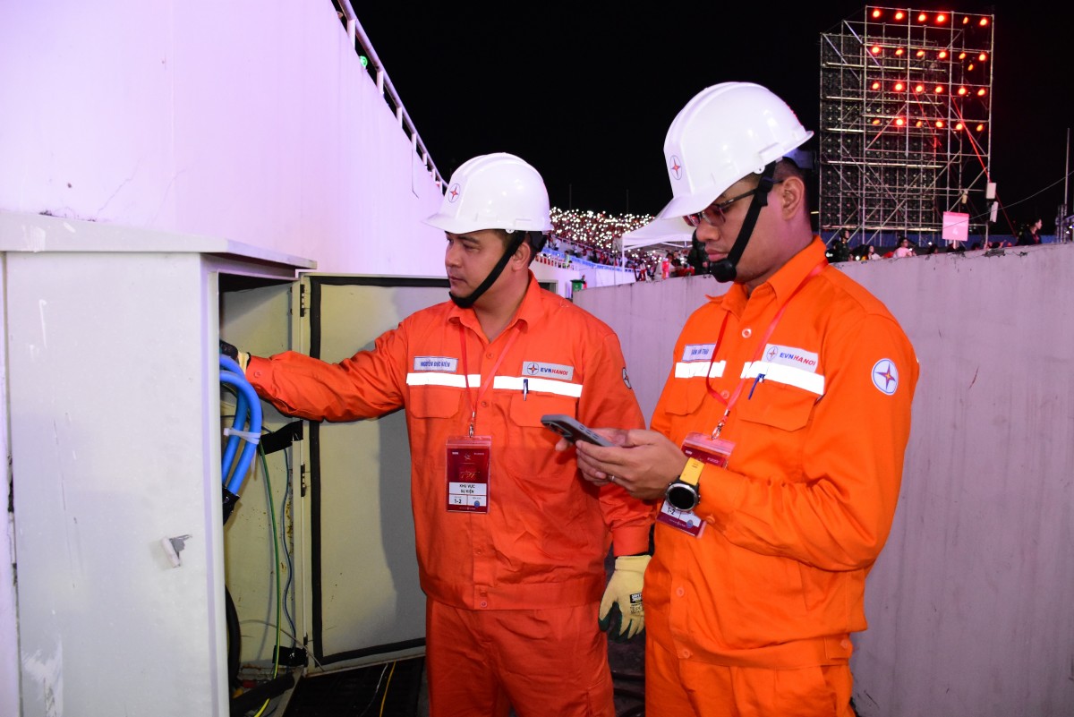 Những “người lính” thầm lặng bảo đảm an toàn điện cho ngày Quốc khánh 2/9