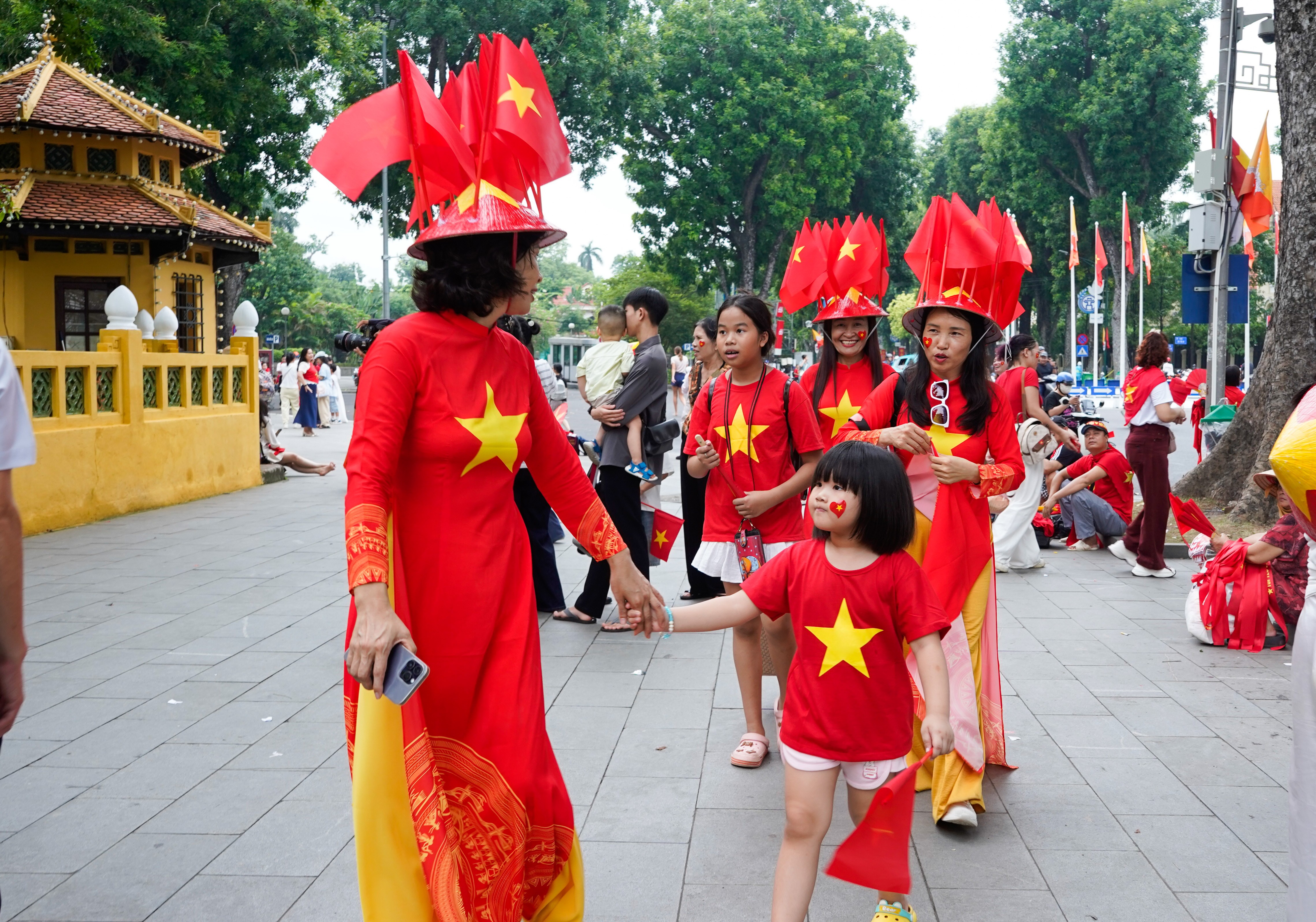 Người dân háo hức trước giờ tổng hợp luyện diễu binh, diễu hành