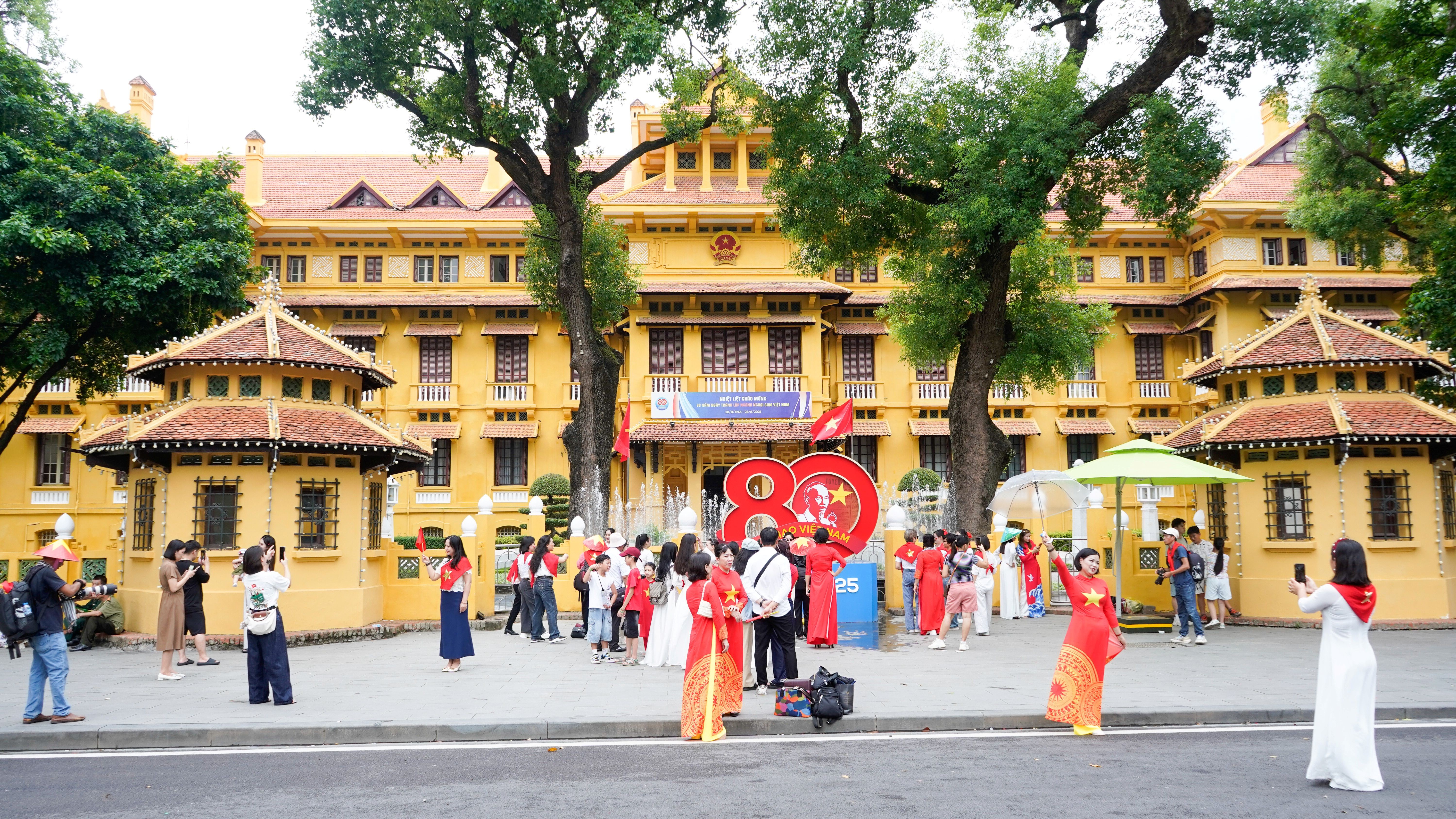 Người dân háo hức trước giờ tổng hợp luyện diễu binh, diễu hành