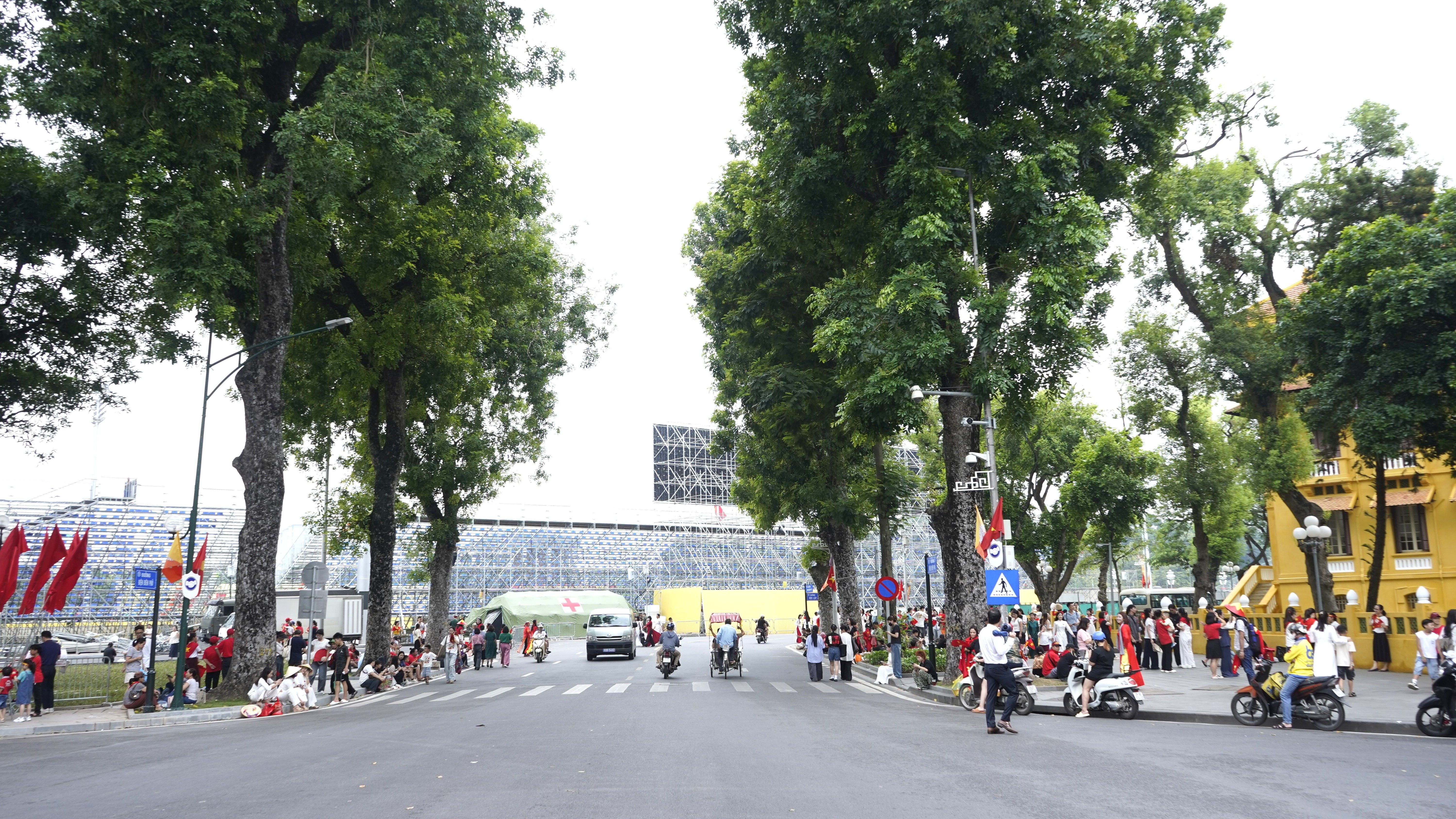 Người dân háo hức trước giờ tổng hợp luyện diễu binh, diễu hành