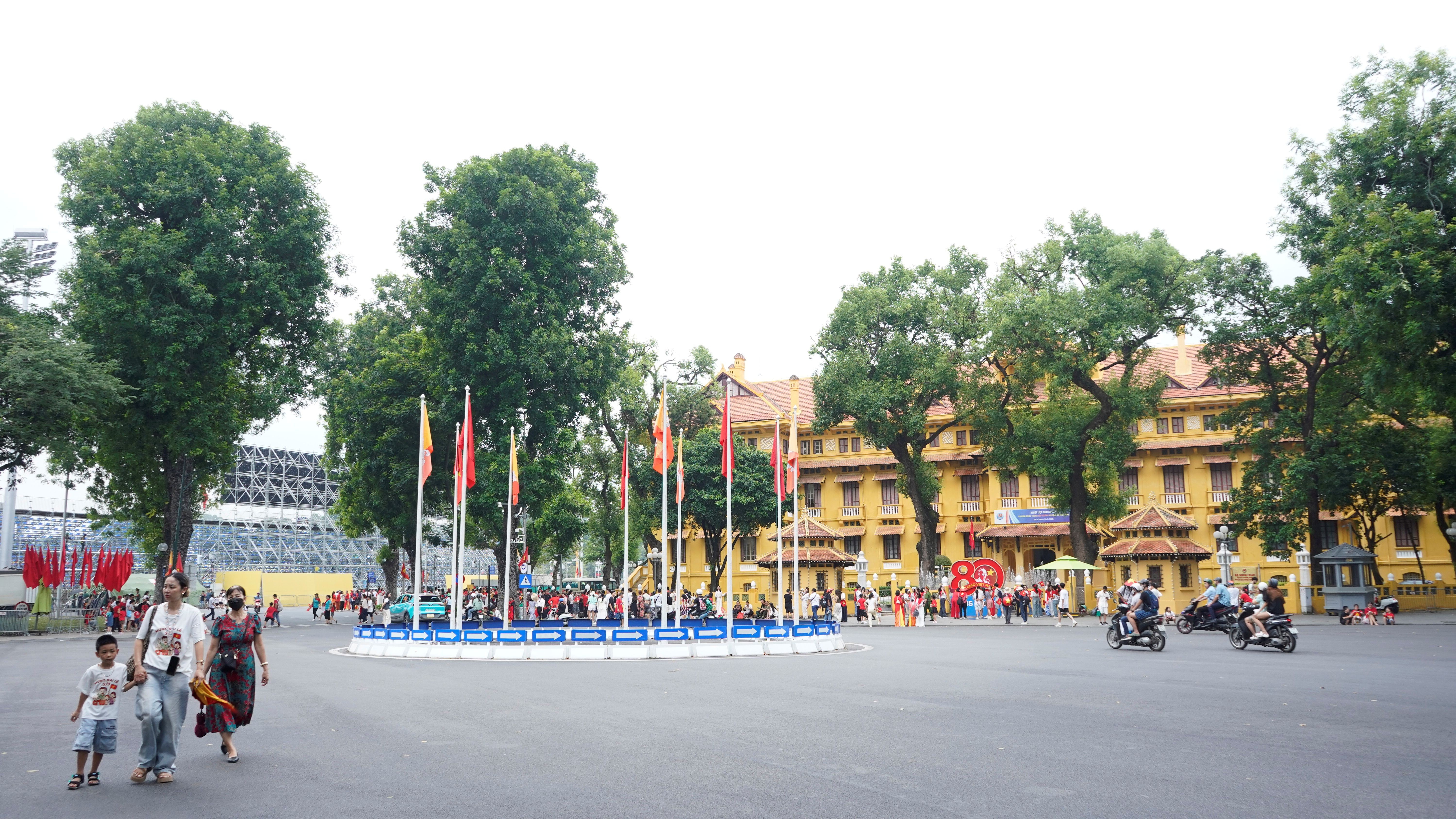 Người dân háo hức trước giờ tổng hợp luyện diễu binh, diễu hành