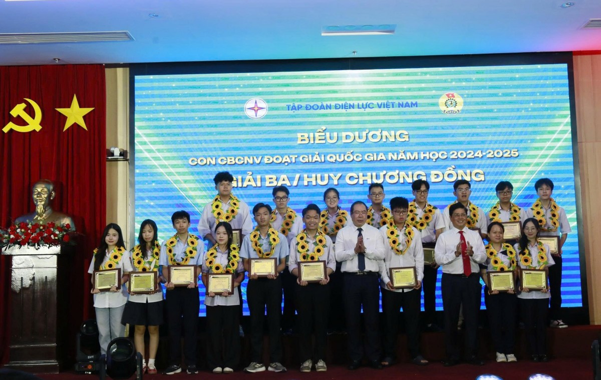 Tự hào những tấm gương tiêu biểu con cán bộ, công nhân viên ngành Điện