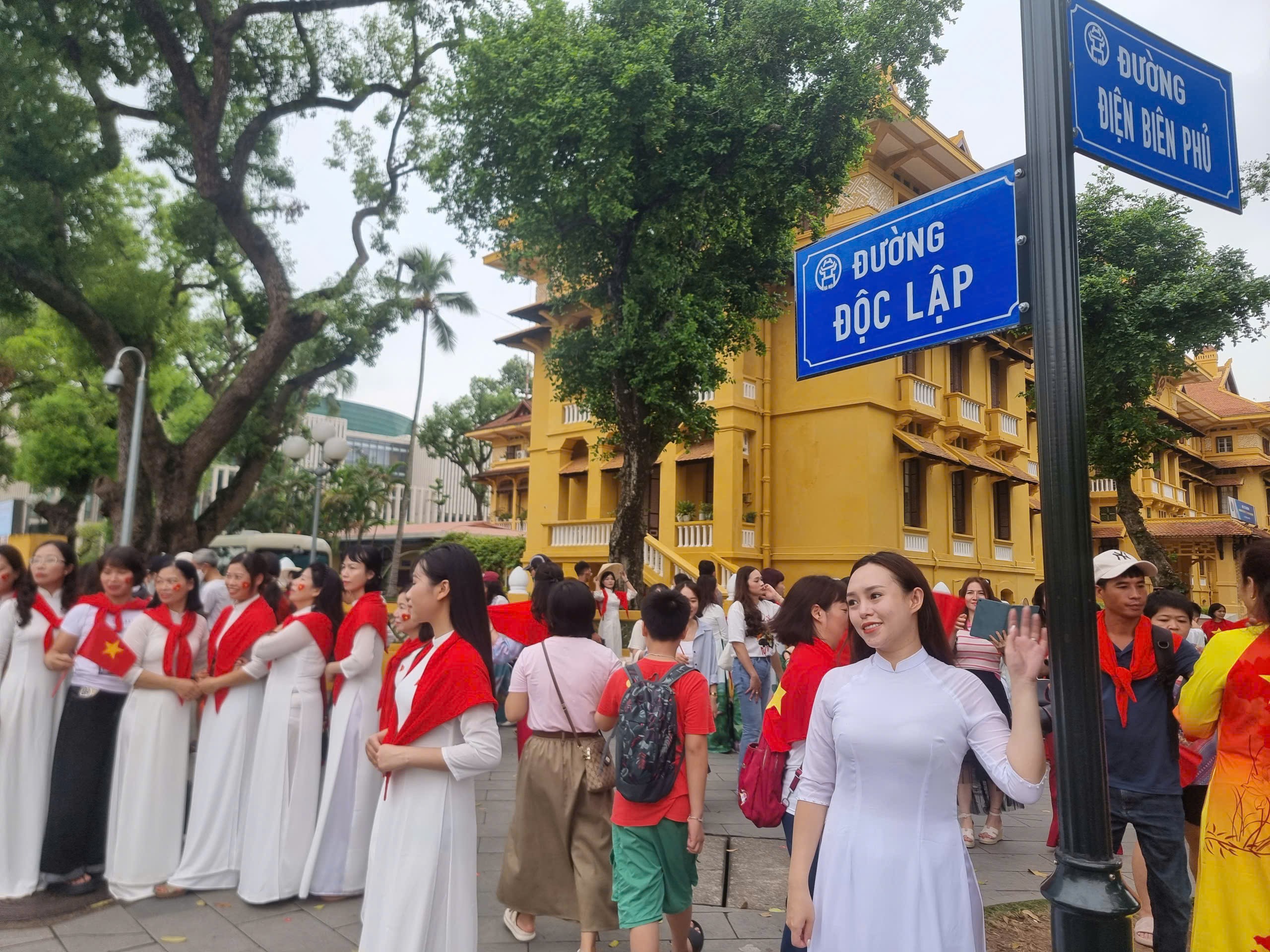 Người dân háo hức trước giờ tổng hợp luyện diễu binh, diễu hành