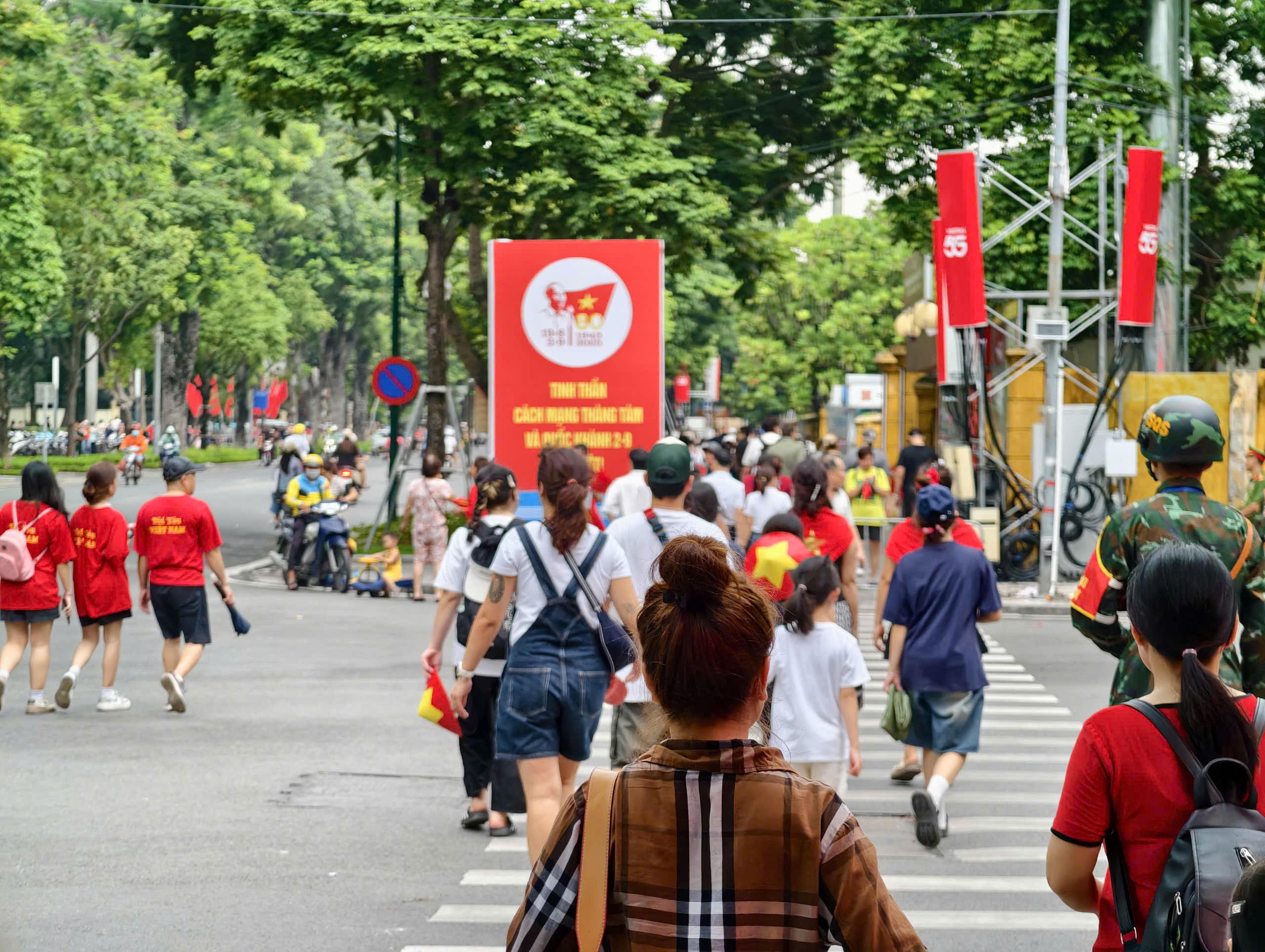 Người dân háo hức trước giờ tổng hợp luyện diễu binh, diễu hành