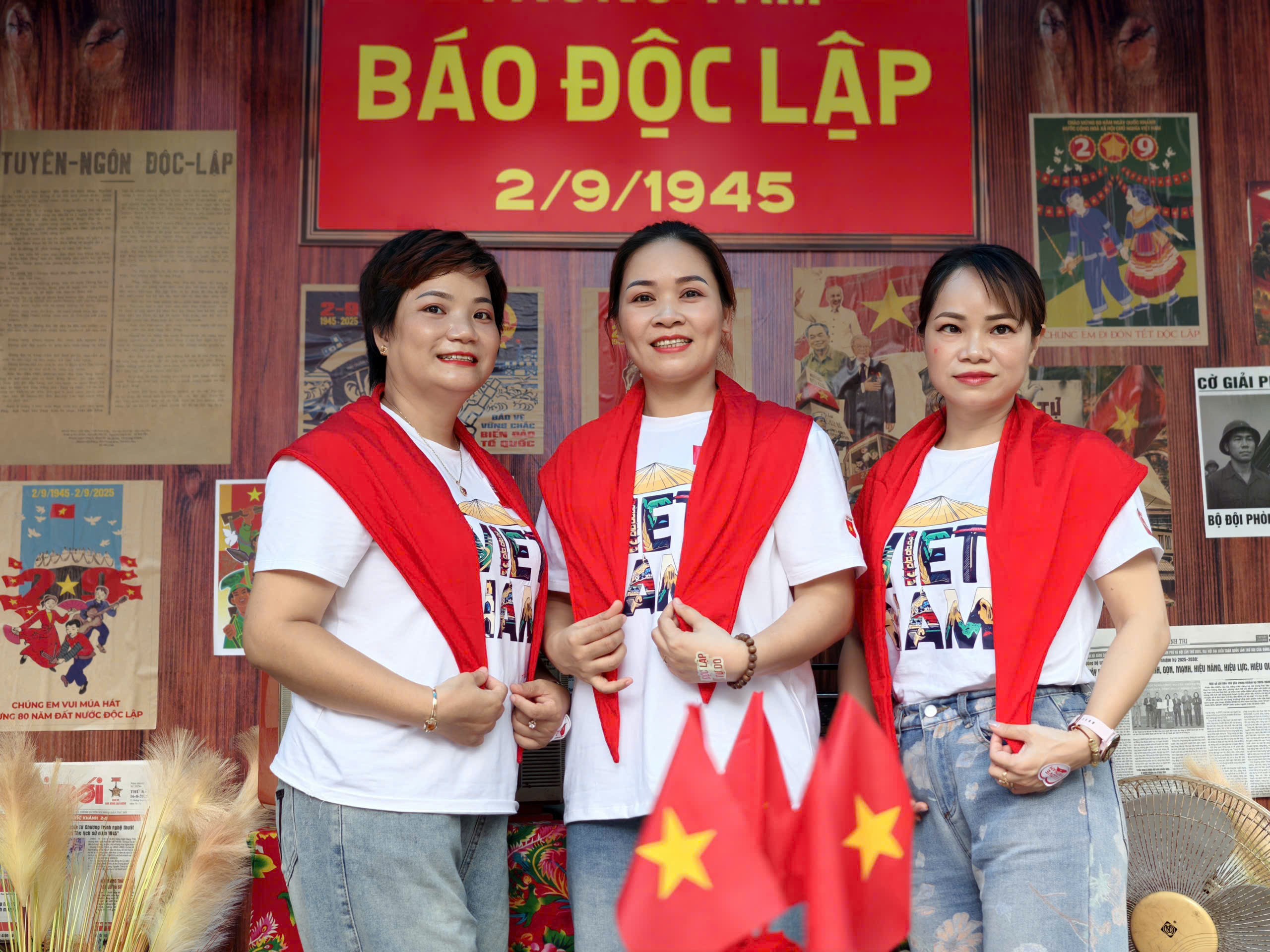 Người dân háo hức trước giờ tổng hợp luyện diễu binh, diễu hành