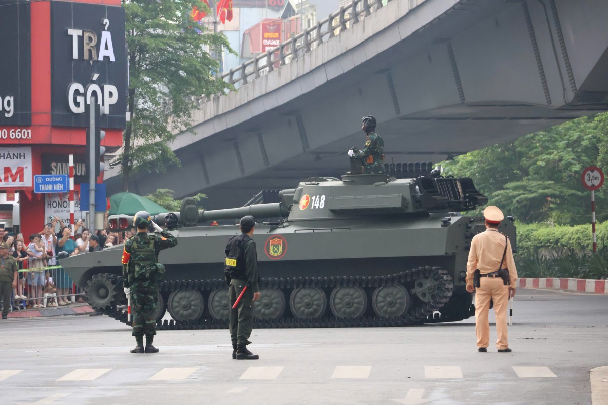 Các khối xe tăng, pháo tự hành, xe bánh xích đang di chuyển về điểm tập kết sẵn sàng Tổng hợp luyện Các khối xe tăng, pháo tự hành, xe bánh xích trùng trùng tiến về điểm tập kết sẵn sàng Tổng hợp luyện