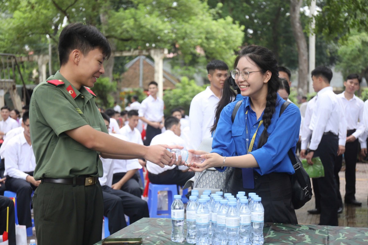 Thanh niên Thủ đô “tiếp sức” cho lực lượng diễu binh, diễu hành