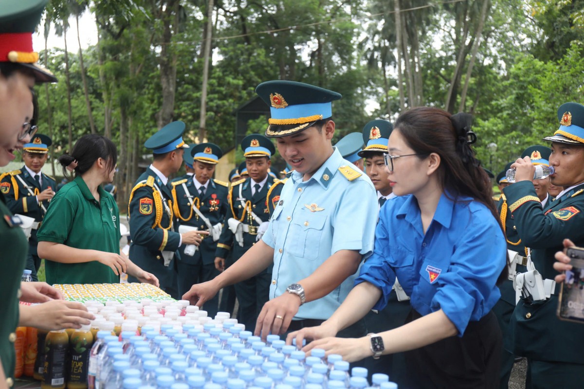 Thanh niên Thủ đô “tiếp sức” cho lực lượng diễu binh, diễu hành