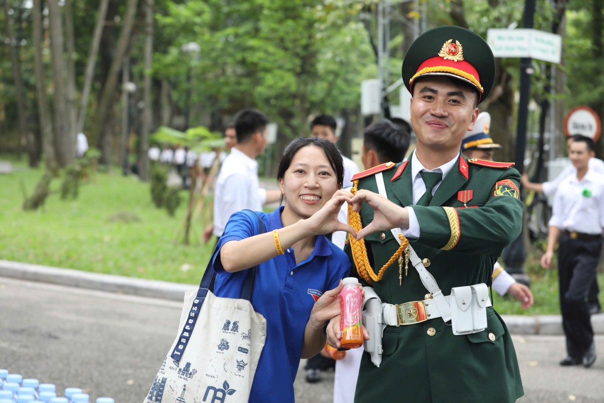 Thanh niên Thủ đô “tiếp sức” cho lực lượng diễu binh, diễu hành