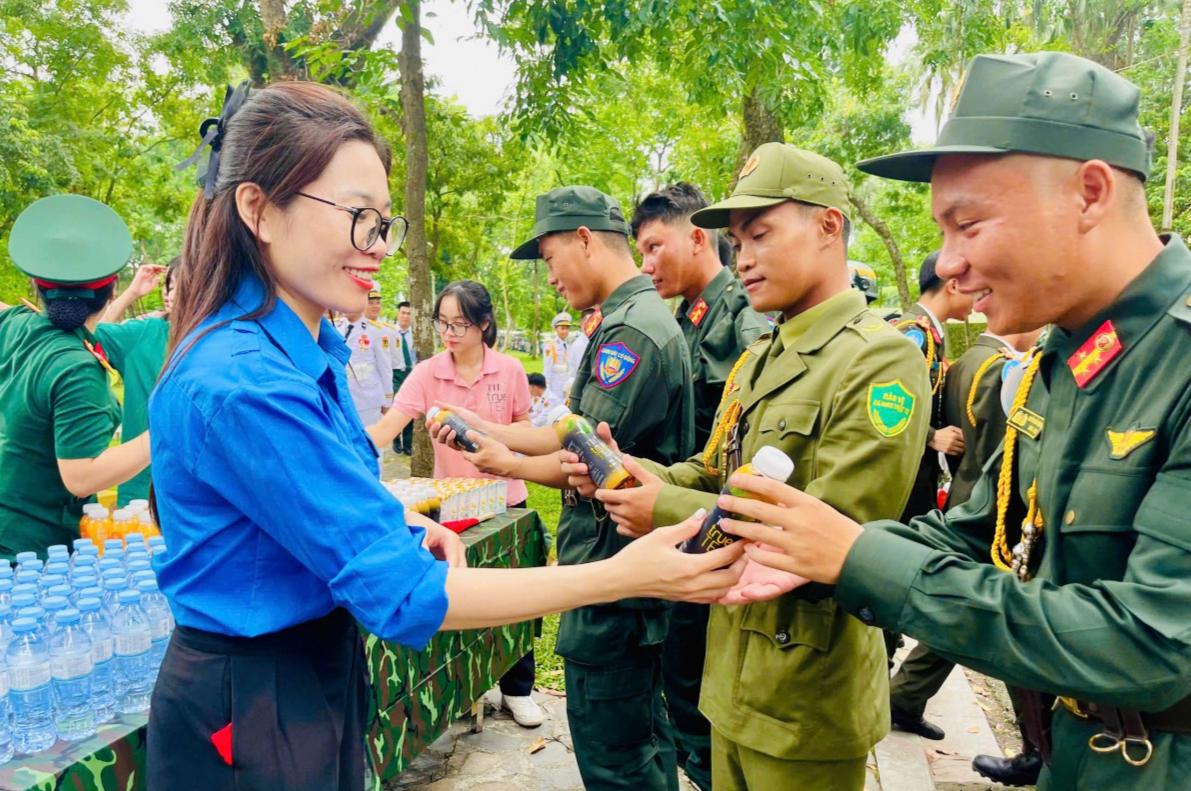 Thanh niên Thủ đô “tiếp sức” cho lực lượng diễu binh, diễu hành