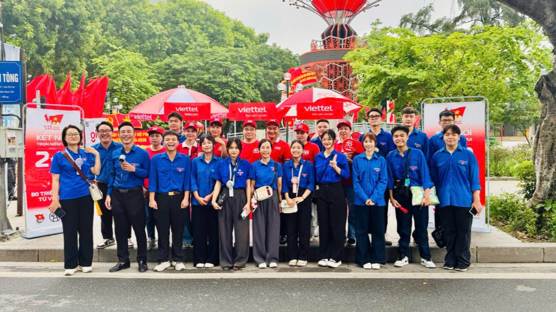 Thanh niên Thủ đô “tiếp sức” cho lực lượng diễu binh, diễu hành