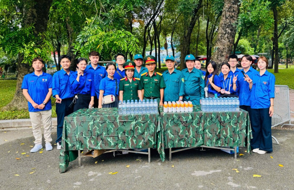 Thanh niên Thủ đô “tiếp sức” cho lực lượng diễu binh, diễu hành
