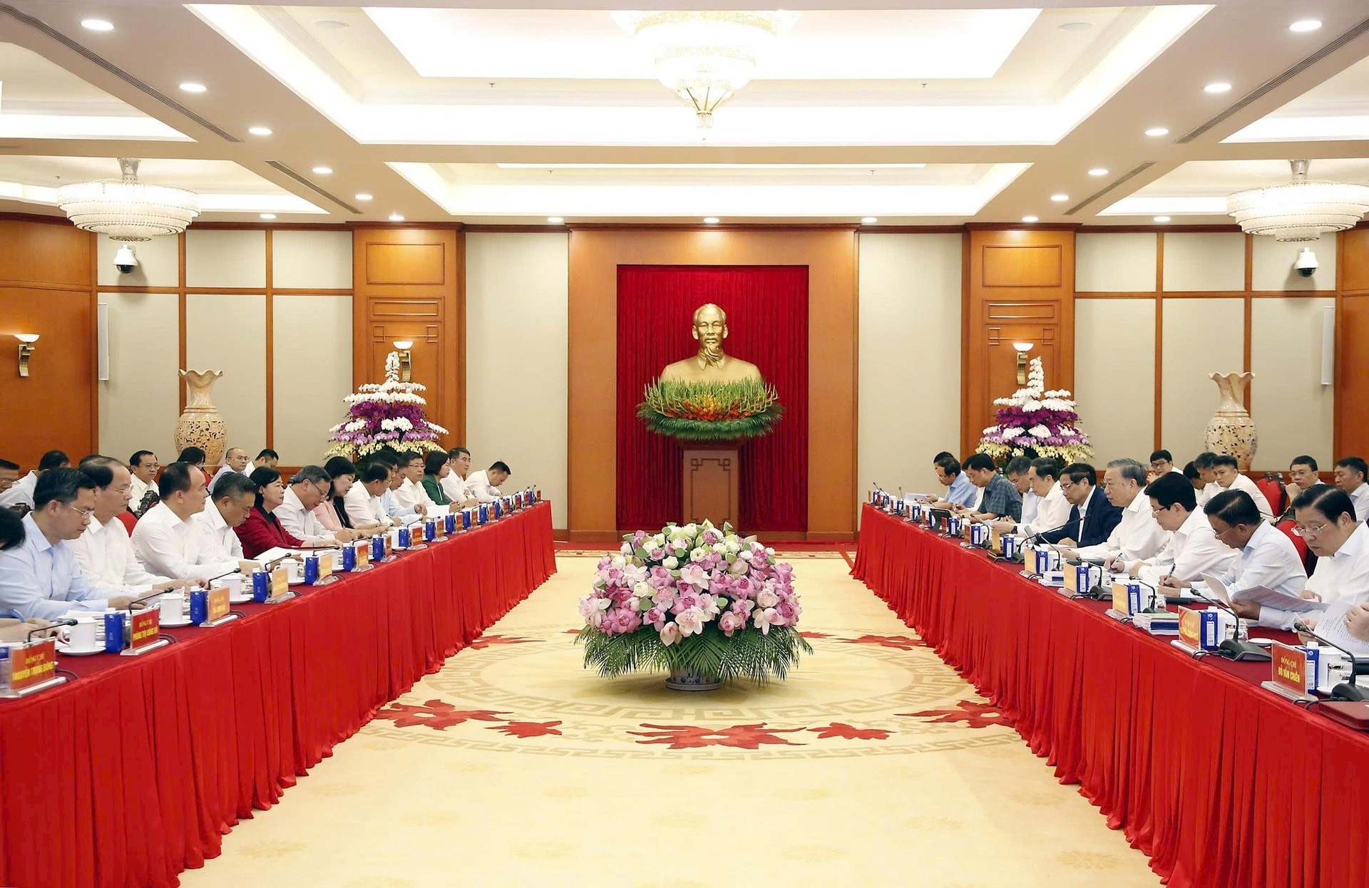 Tổng Bí thư Tô Lâm chủ trì cuộc làm việc của Bộ Chính trị với Ban Thường vụ Thành ủy Hà Nội và TP.HCM