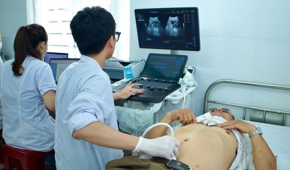 Khám sức khỏe và tặng quà miễn phí cho người có công với cách mạng