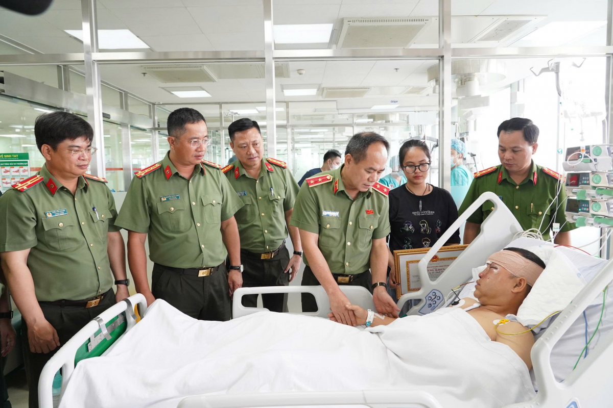 Giám đốc Công an Hà Nội thăm hỏi cán bộ Cảnh sát cơ động bị thương khi làm nhiệm vụ A80