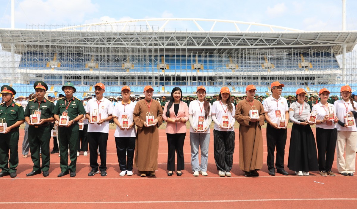 Lãnh đạo Mặt trận thành phố Hà Nội thăm, động viên các khối tham gia diễu hành tại sự kiện A80