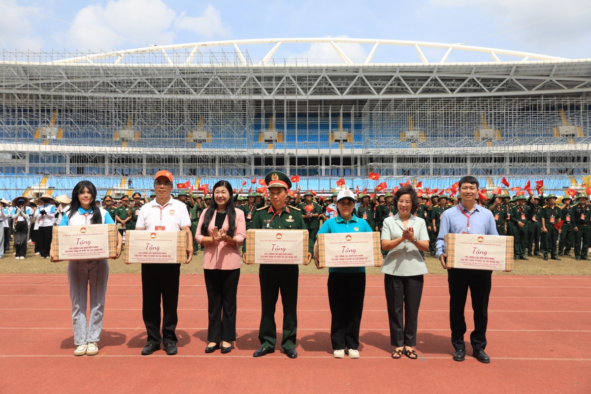 Lãnh đạo Mặt trận thành phố Hà Nội thăm, động viên các khối tham gia diễu hành tại sự kiện A80