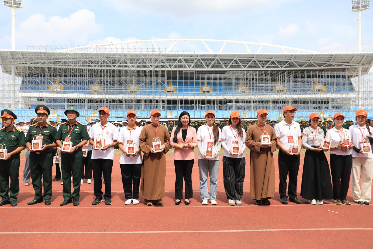 Lãnh đạo Mặt trận thành phố Hà Nội thăm, động viên các khối tham gia diễu hành tại sự kiện A80