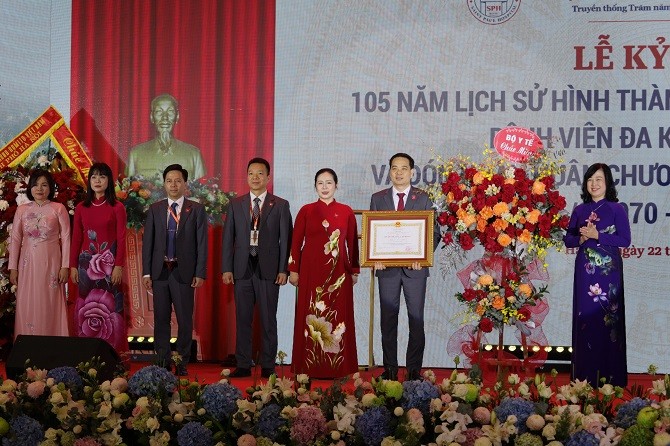 Bệnh viện Đa khoa Xanh Pôn đón nhận Huân chương Lao động hạng Nhất