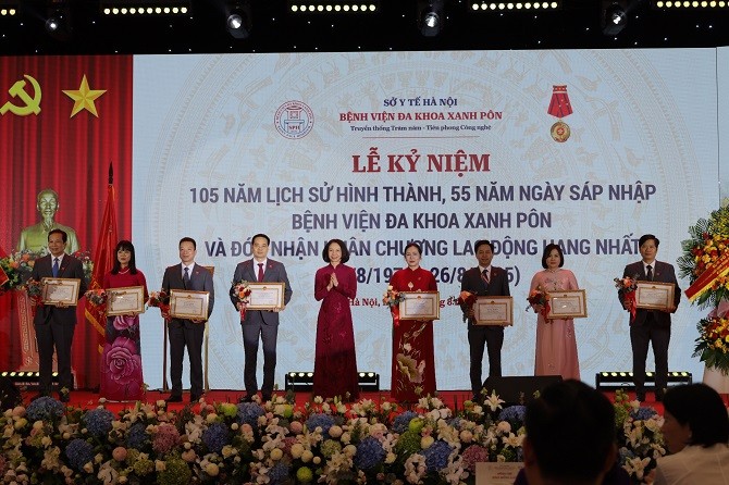 Bệnh viện Đa khoa Xanh Pôn đón nhận Huân chương Lao động hạng Nhất