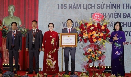 Bệnh viện Đa khoa Xanh Pôn đón nhận Huân chương Lao động hạng Nhất