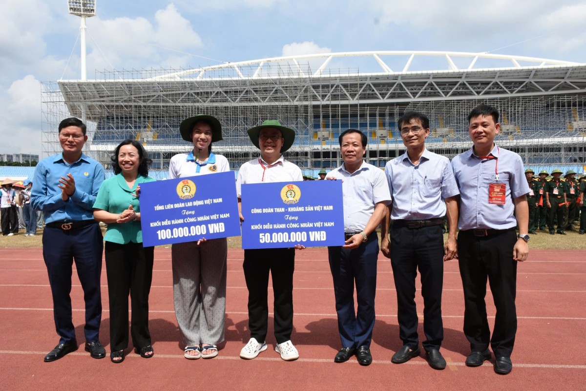 Lãnh đạo Tổng LĐLĐ Việt Nam thăm, động viên Khối diễu hành Công nhân Việt Nam