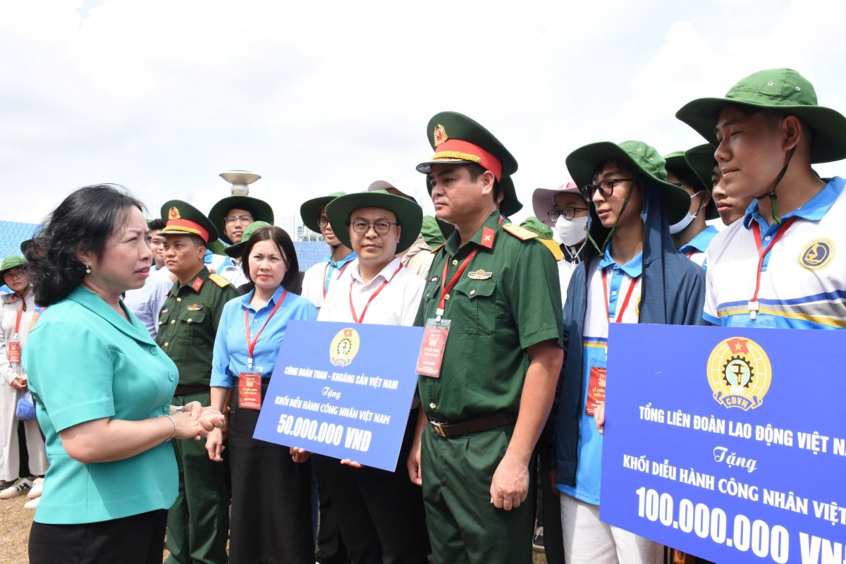Lãnh đạo Tổng LĐLĐ Việt Nam thăm, động viên Khối diễu hành Công nhân Việt Nam