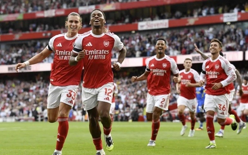 Arsenal thắng tưng bừng 5-0 trước Leeds để vươn lên ngôi đầu Ngoại hạng Anh