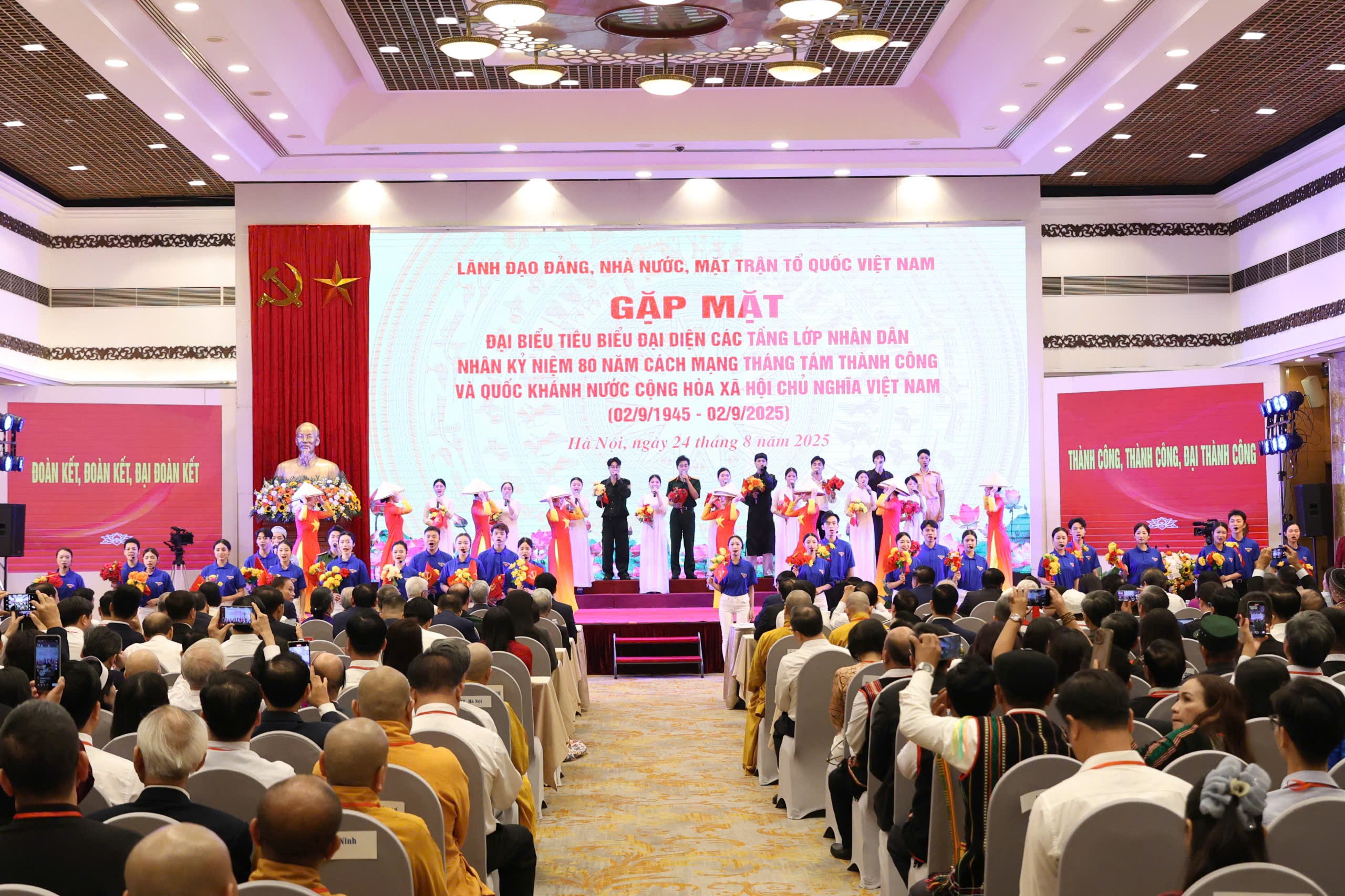 Lãnh đạo Đảng, Nhà nước, MTTQ Việt Nam gặp mặt đại biểu tiêu biểu đại diện các tầng lớp nhân dân