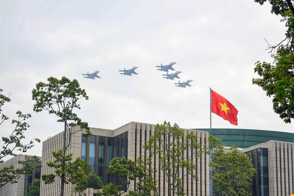 Xúc động khoảnh khắc các biên đội trực thăng kéo cờ Đảng, cờ Tổ quốc bay trên Quảng trường Ba Đình