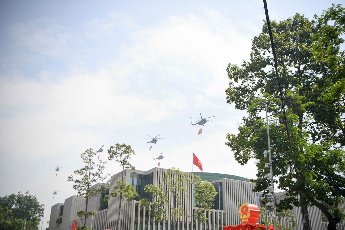 Xúc động khoảnh khắc các biên đội trực thăng kéo cờ Đảng, cờ Tổ quốc bay trên Quảng trường Ba Đình