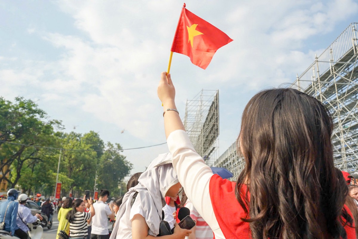 Xúc động khoảnh khắc các biên đội trực thăng kéo cờ Đảng, cờ Tổ quốc bay trên Quảng trường Ba Đình