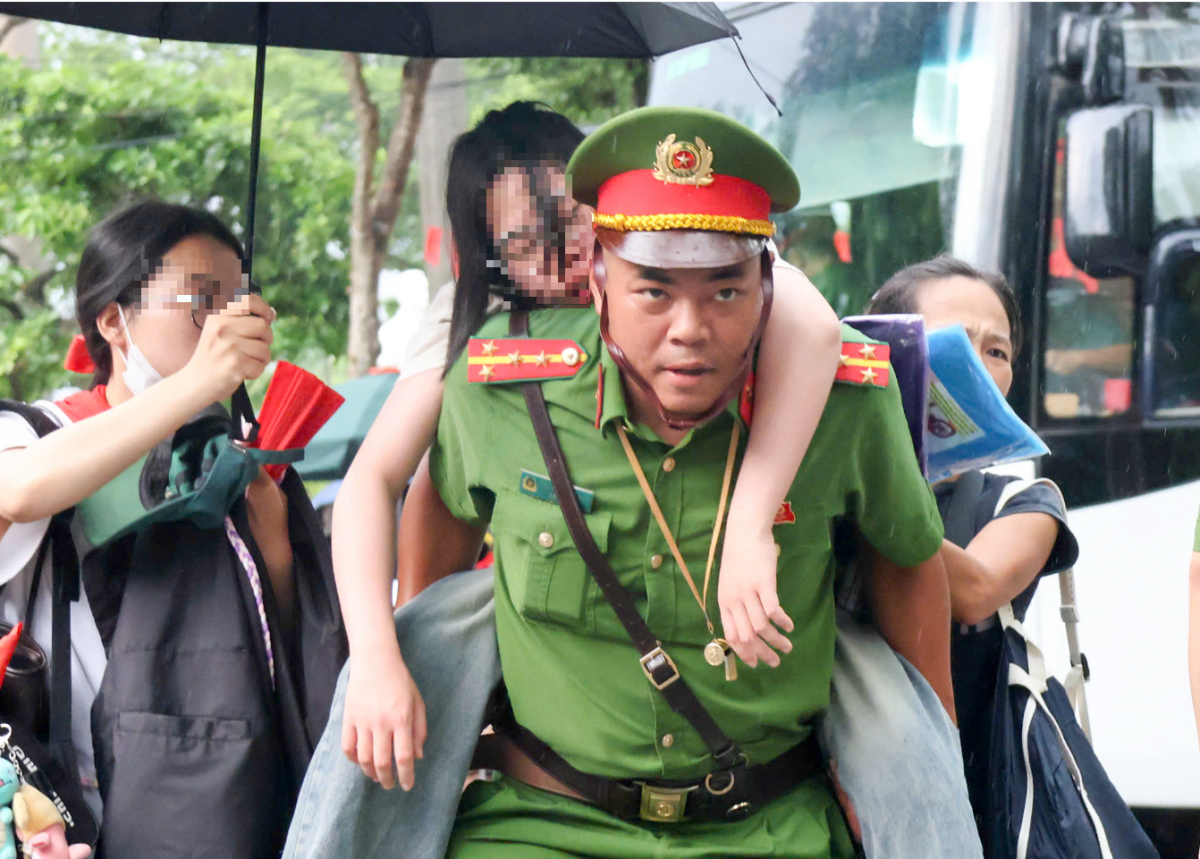 Công an Hà Nội nỗ lực đảm bảo an ninh trật tự, an toàn giao thông buổi hợp luyện diễu binh lần 2 Công an Hà Nội nỗ lực đảm bảo an ninh, an toàn cho buổi hợp luyện diễu binh, diễu hành lần 2