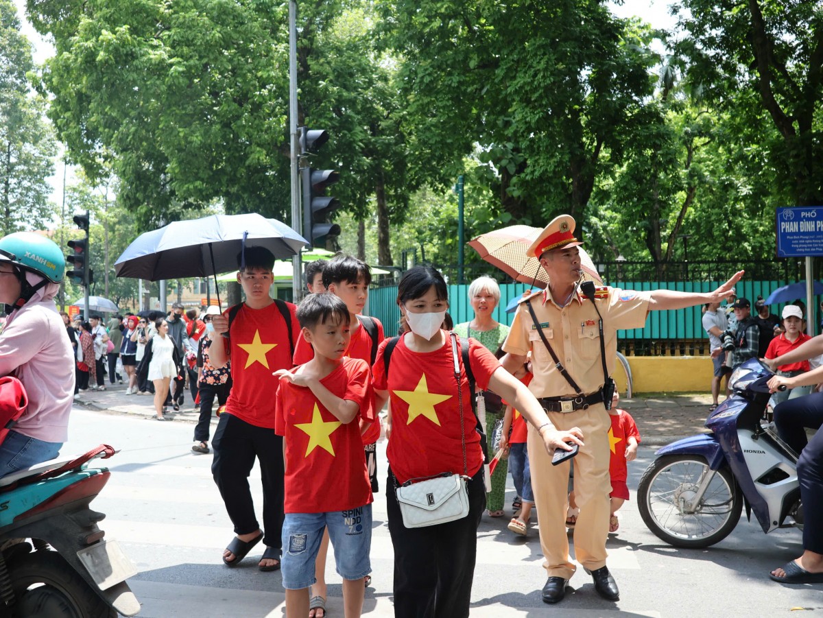 Công an Hà Nội nỗ lực đảm bảo an ninh trật tự, an toàn giao thông buổi hợp luyện diễu binh lần 2 Công an Hà Nội nỗ lực đảm bảo an ninh, an toàn cho buổi hợp luyện diễu binh, diễu hành lần 2