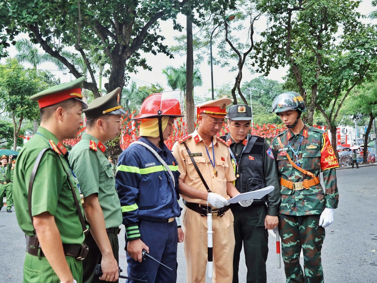 Công an Hà Nội nỗ lực đảm bảo an ninh trật tự, an toàn giao thông buổi hợp luyện diễu binh lần 2 Công an Hà Nội nỗ lực đảm bảo an ninh, an toàn cho buổi hợp luyện diễu binh, diễu hành lần 2