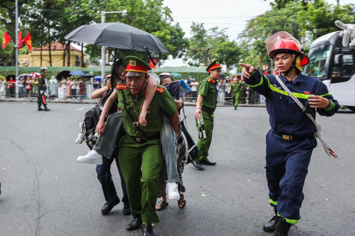 Công an Hà Nội nỗ lực đảm bảo an ninh trật tự, an toàn giao thông buổi hợp luyện diễu binh lần 2 Công an Hà Nội nỗ lực đảm bảo an ninh, an toàn cho buổi hợp luyện diễu binh, diễu hành lần 2