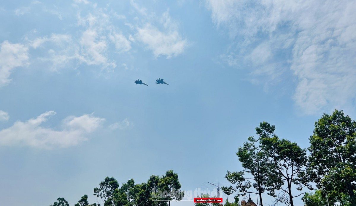 Hàng nghìn người dân vượt nắng, thắng mưa theo dõi buổi hợp luyện diễu binh, diễu hành chiều 24/8 Hàng nghìn người dân vượt nắng, thắng mưa theo dõi buổi hợp luyện diễu binh, diễu hành chiều 24/8