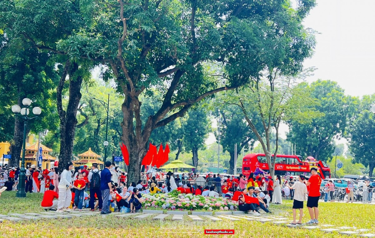 Hàng vạn người