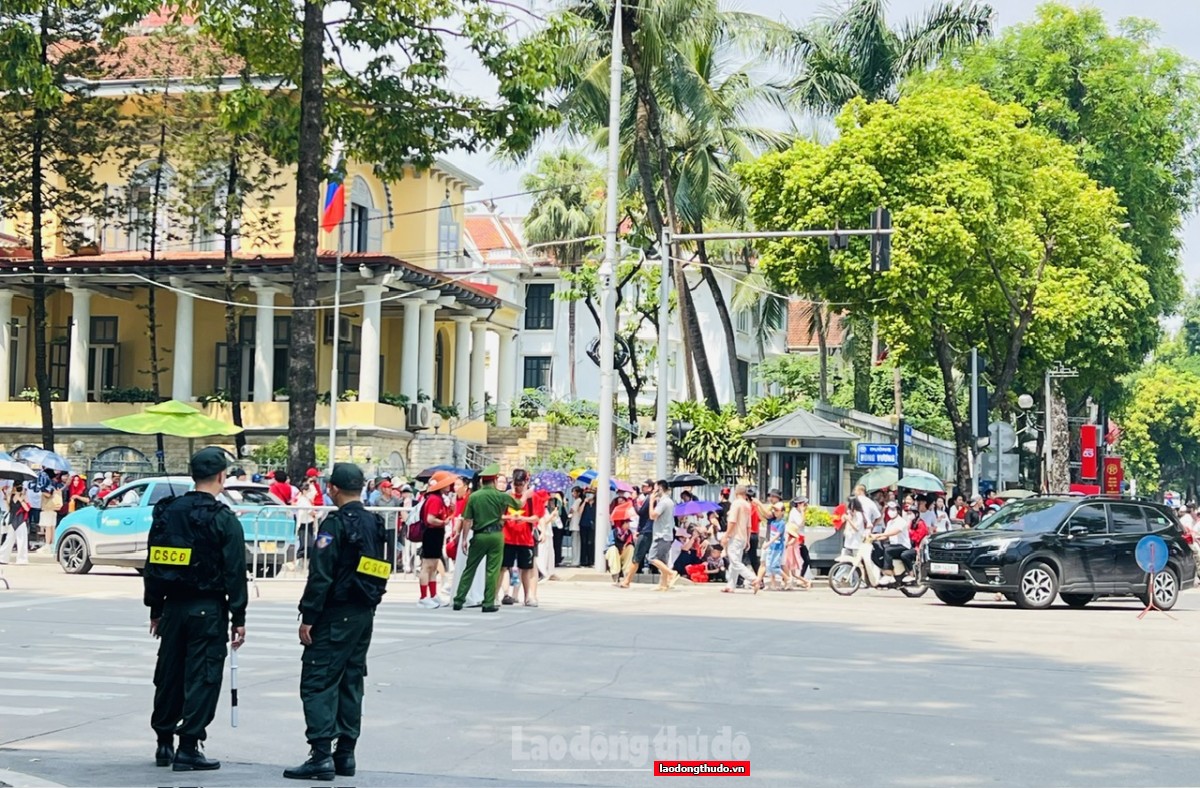 Người dân và du khách nô nức về Thủ đô, xem hợp luyện diễu binh và thăm các di tích lịch sử Người dân và du khách nô nức về Thủ đô, xem hợp luyện diễu binh và thăm các di tích lịch sử