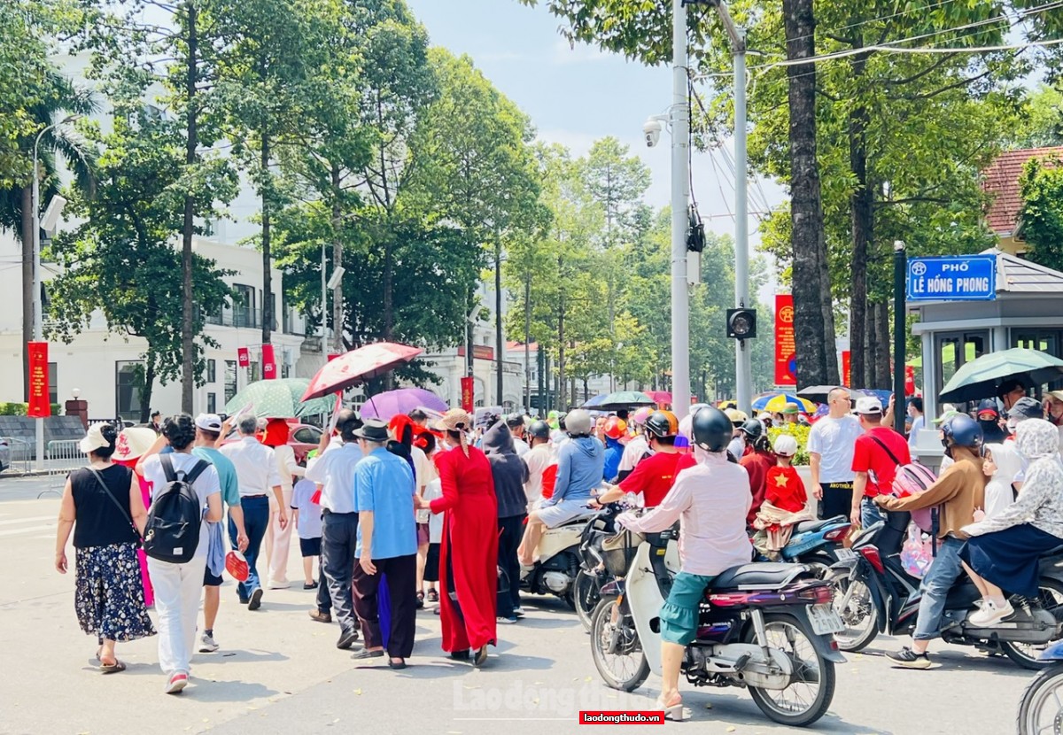 Người dân và du khách nô nức về Thủ đô, xem hợp luyện diễu binh và thăm các di tích lịch sử Người dân và du khách nô nức về Thủ đô, xem hợp luyện diễu binh và thăm các di tích lịch sử