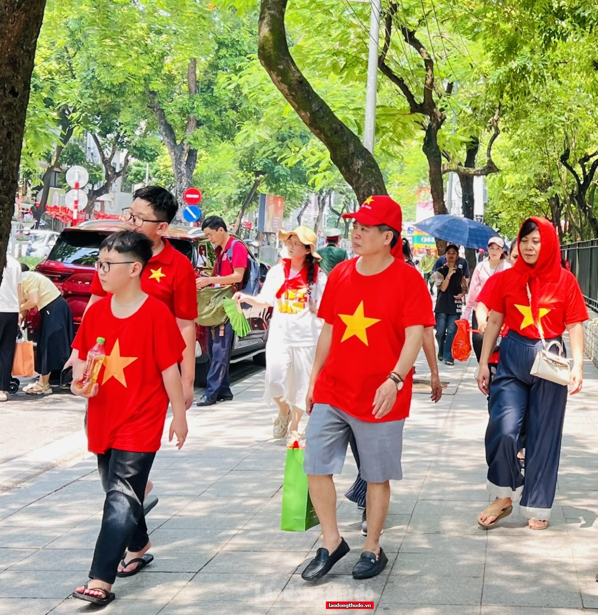 Người dân và du khách nô nức về Thủ đô, xem hợp luyện diễu binh và thăm các di tích lịch sử Người dân và du khách nô nức về Thủ đô, xem hợp luyện diễu binh và thăm các di tích lịch sử