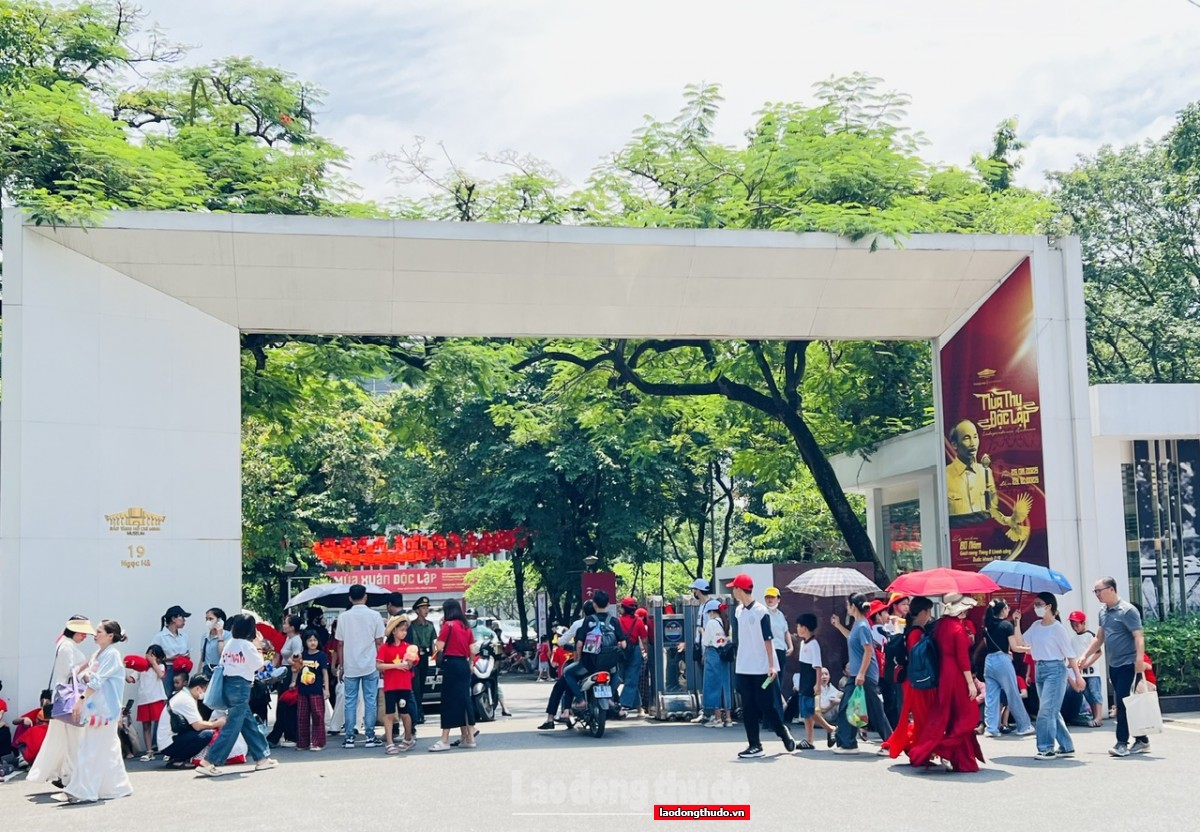 Người dân và du khách nô nức về Thủ đô, xem hợp luyện diễu binh và thăm các di tích lịch sử Người dân và du khách nô nức về Thủ đô, xem hợp luyện diễu binh và thăm các di tích lịch sử