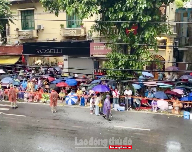Hàng nghìn người dân vượt nắng, thắng mưa chờ theo dõi buổi hợp luyện diễu binh, diễu hành chiều 24/8 Hàng nghìn người dân vượt nắng, thắng mưa chờ theo dõi buổi hợp luyện diễu binh, diễu hành chiều 24/8