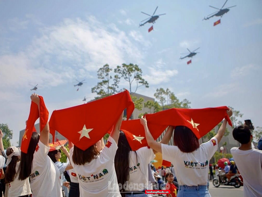 Hàng nghìn người dân vượt nắng, thắng mưa theo dõi buổi hợp luyện diễu binh, diễu hành chiều 24/8 Hàng nghìn người dân vượt nắng, thắng mưa theo dõi buổi hợp luyện diễu binh, diễu hành chiều 24/8