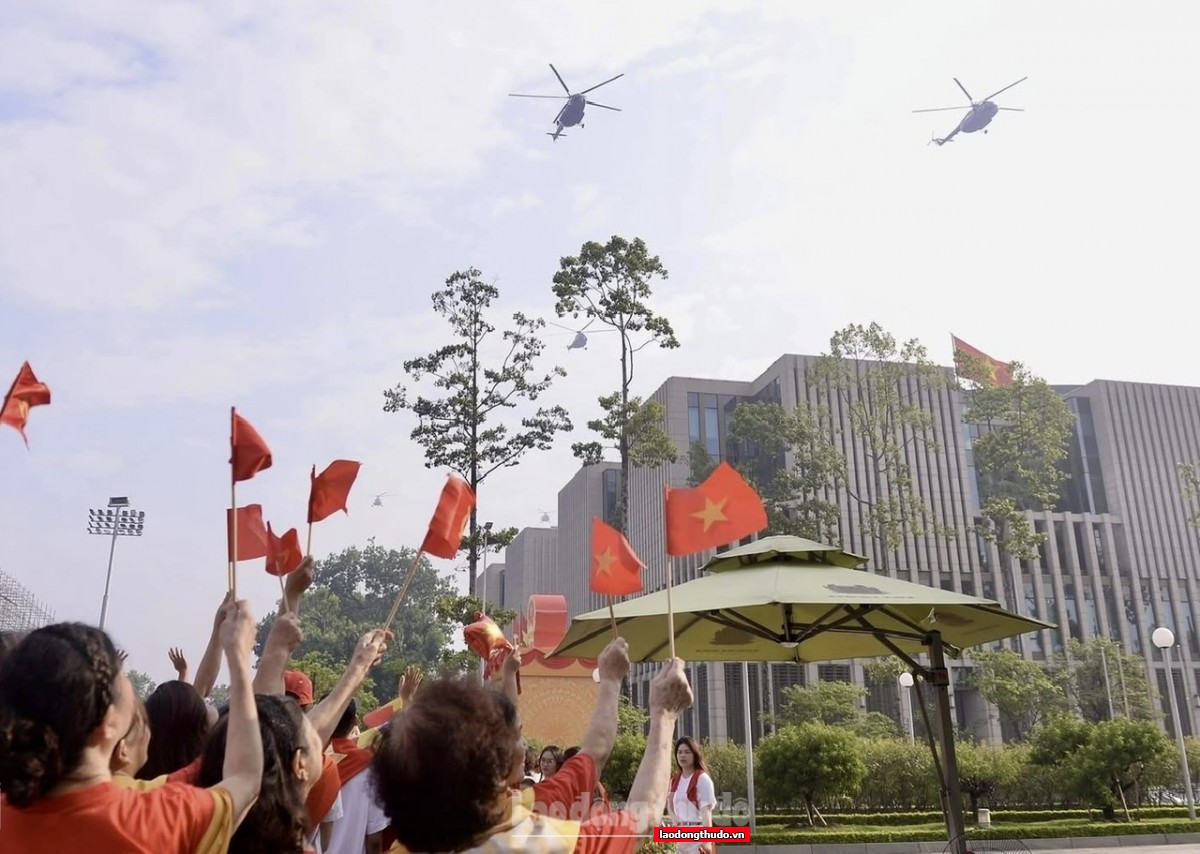 Hàng nghìn người dân vượt nắng, thắng mưa theo dõi buổi hợp luyện diễu binh, diễu hành chiều 24/8 Hàng nghìn người dân vượt nắng, thắng mưa theo dõi buổi hợp luyện diễu binh, diễu hành chiều 24/8