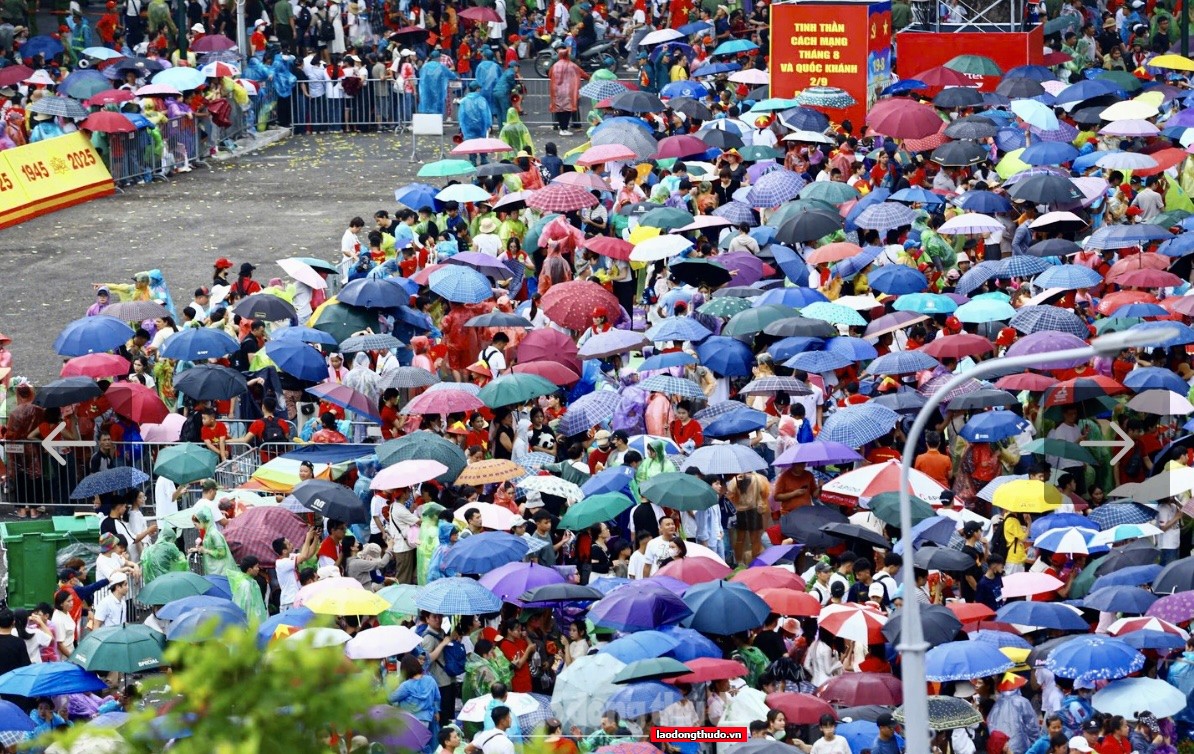 Hàng nghìn người dân vượt nắng, thắng mưa theo dõi buổi hợp luyện diễu binh, diễu hành chiều 24/8 Hàng nghìn người dân vượt nắng, thắng mưa theo dõi buổi hợp luyện diễu binh, diễu hành chiều 24/8